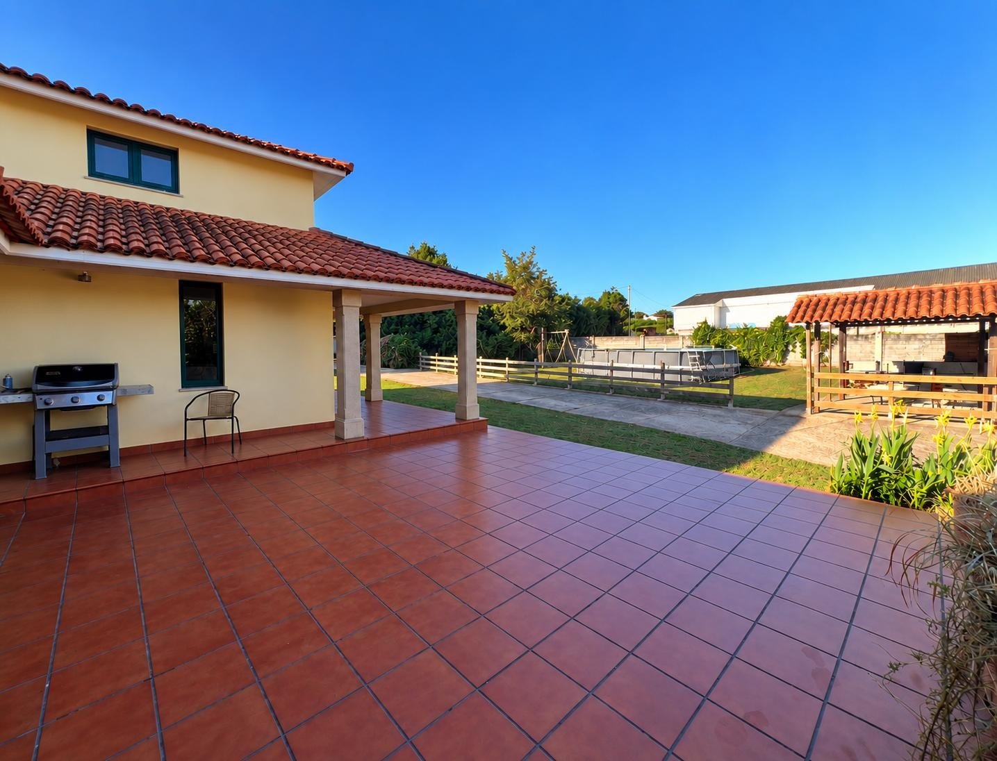 Terraza con barbacoa de obra y cenador